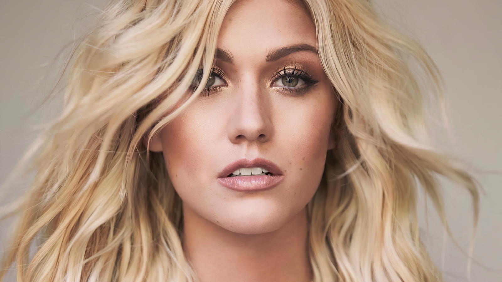 Лицо актрисы Кэтрин Макнамара крупным планом