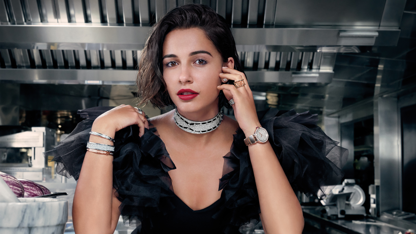 Английская актриса Наоми Скотт в черном платье в кафе