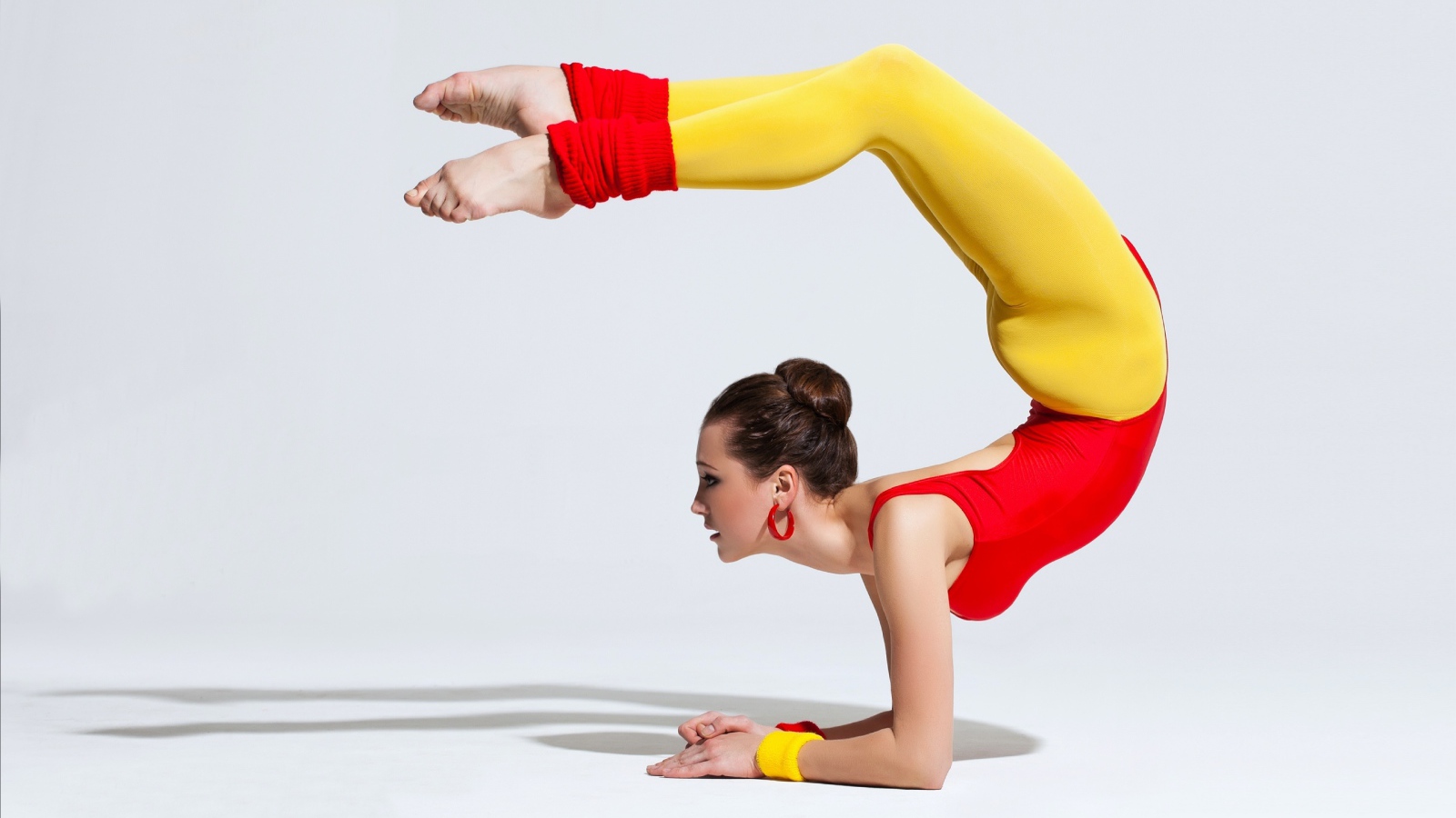 Девушка гимнастка делает стойку 