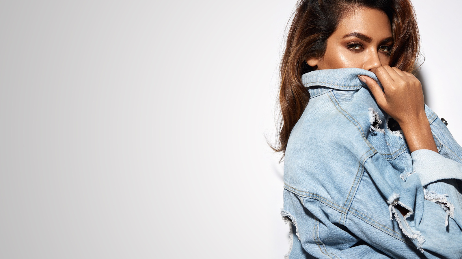 Индийская актриса Эша Гупта в джинсовой куртке