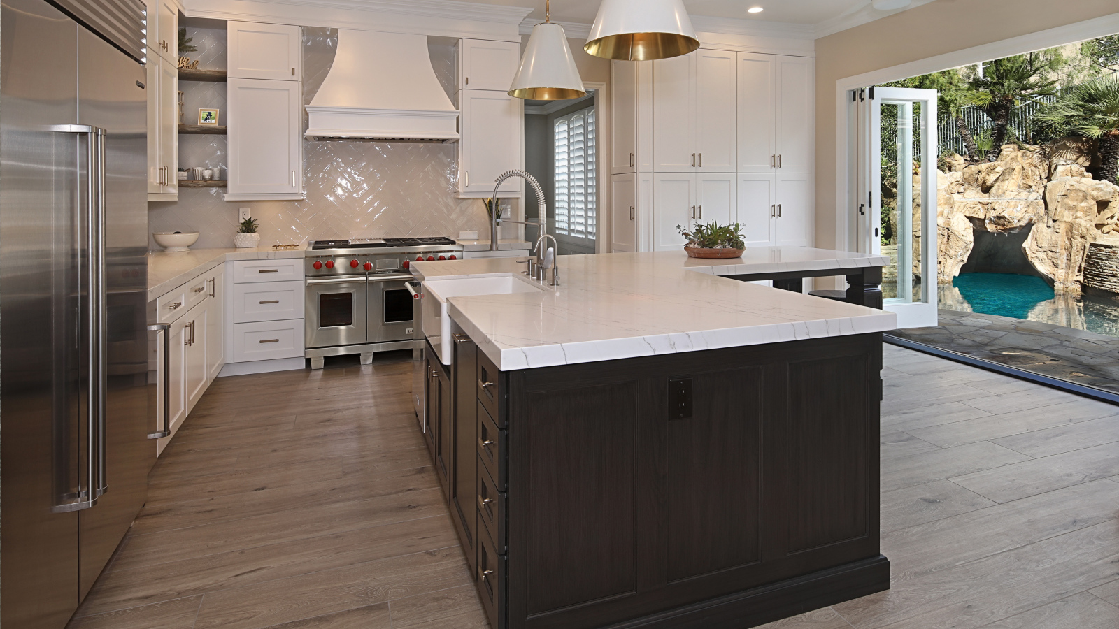 Кухня с большим холодильником с выходом в сад 