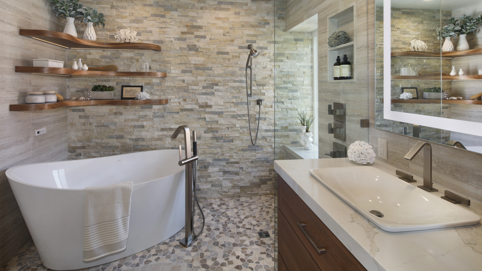 Большая ванная комната с кирпичными стенами 