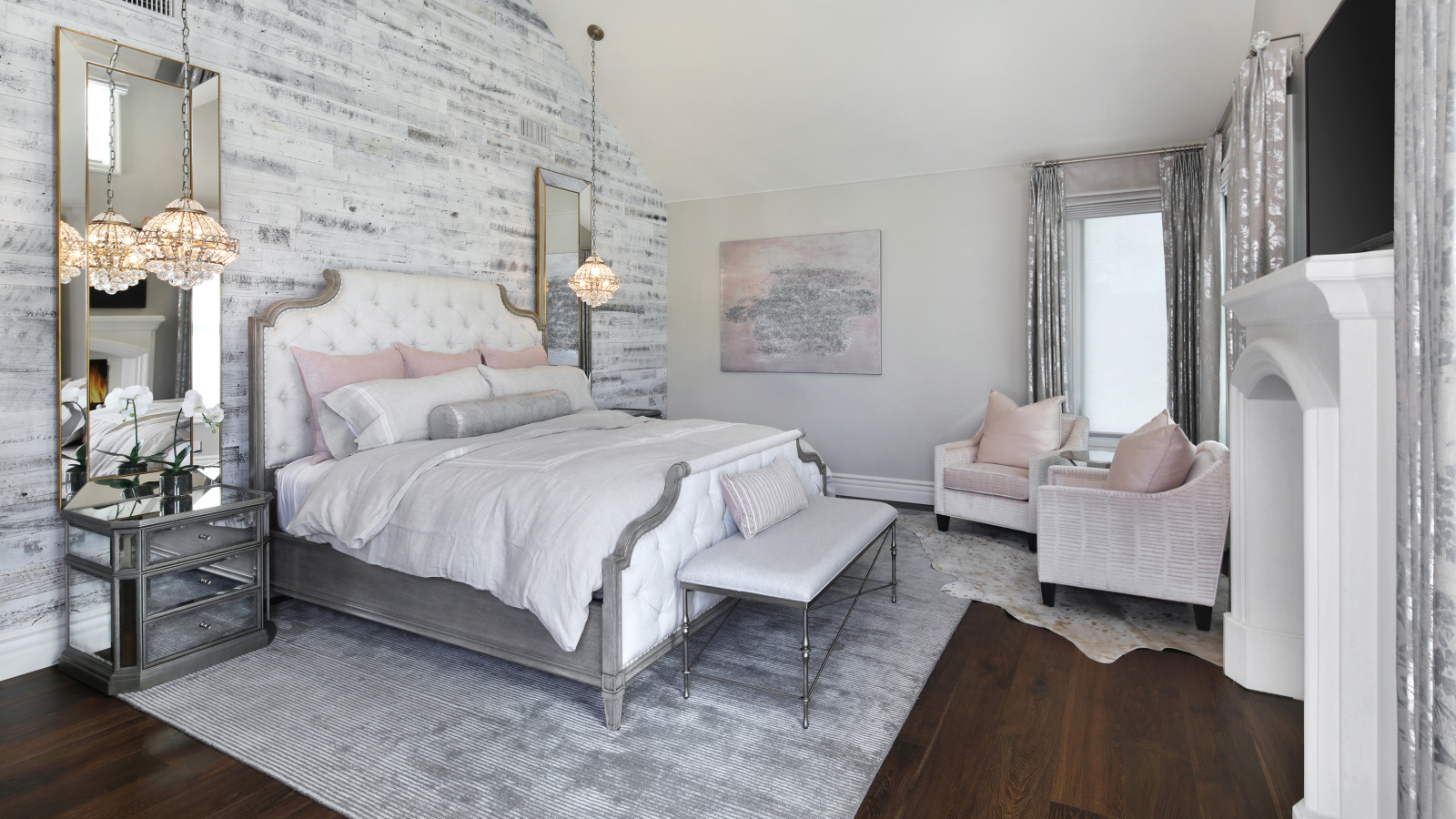 Большая кровать в светлой спальне  с камином