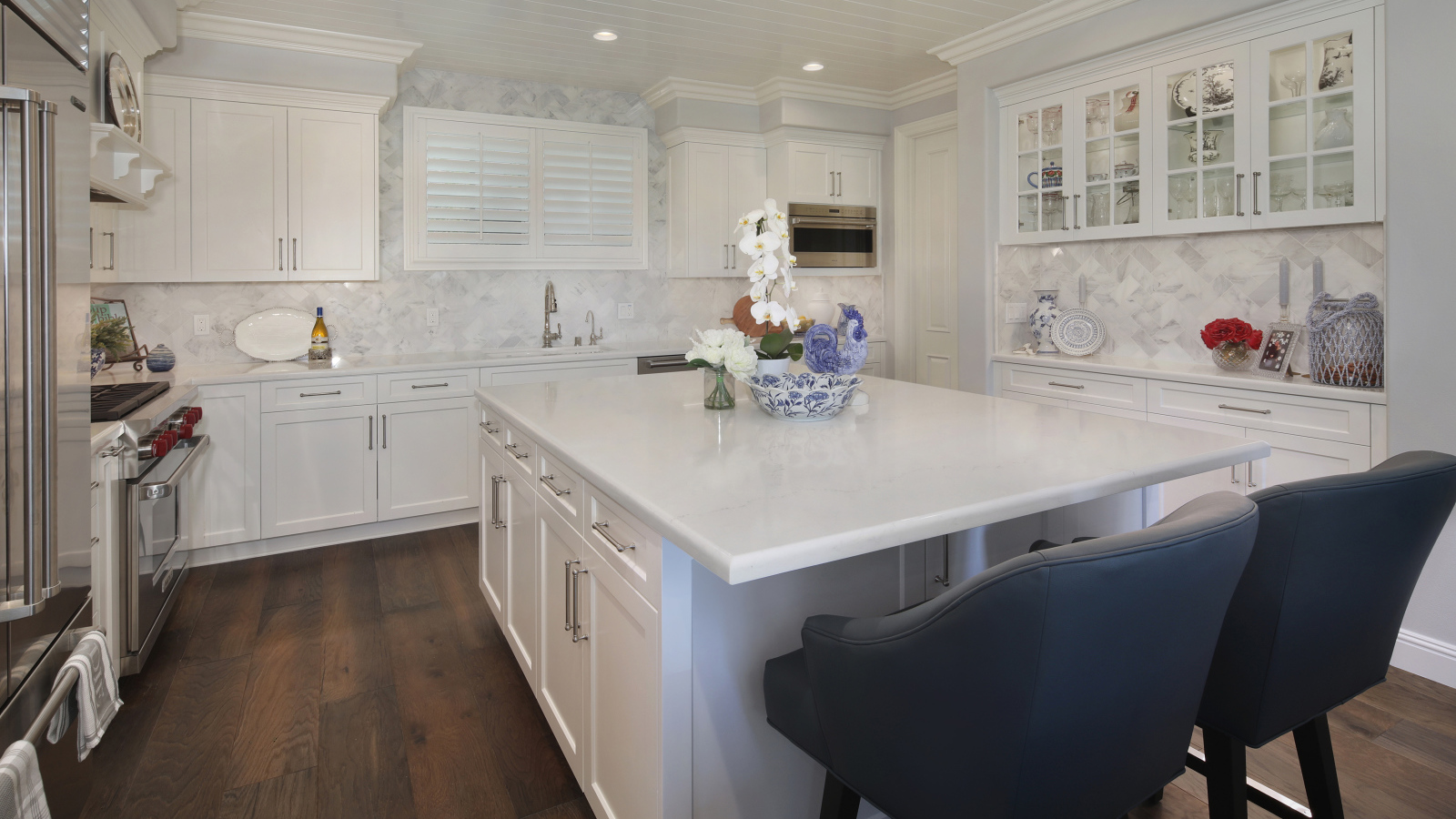 Большая светлая кухня с серыми креслами