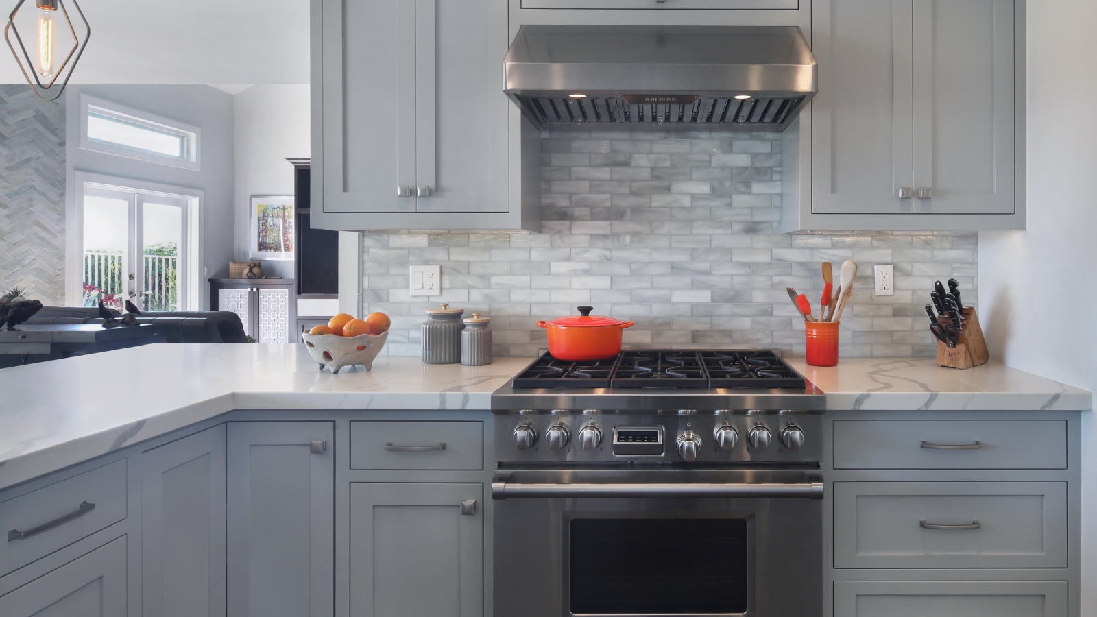 Большая газовая плита в серой кухне 