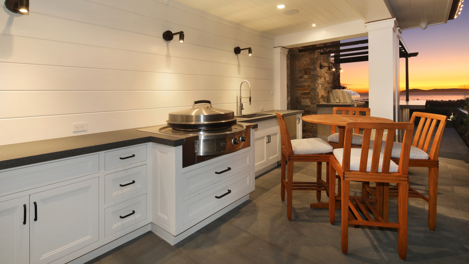 Большая кухня с деревянным столом и видом на море