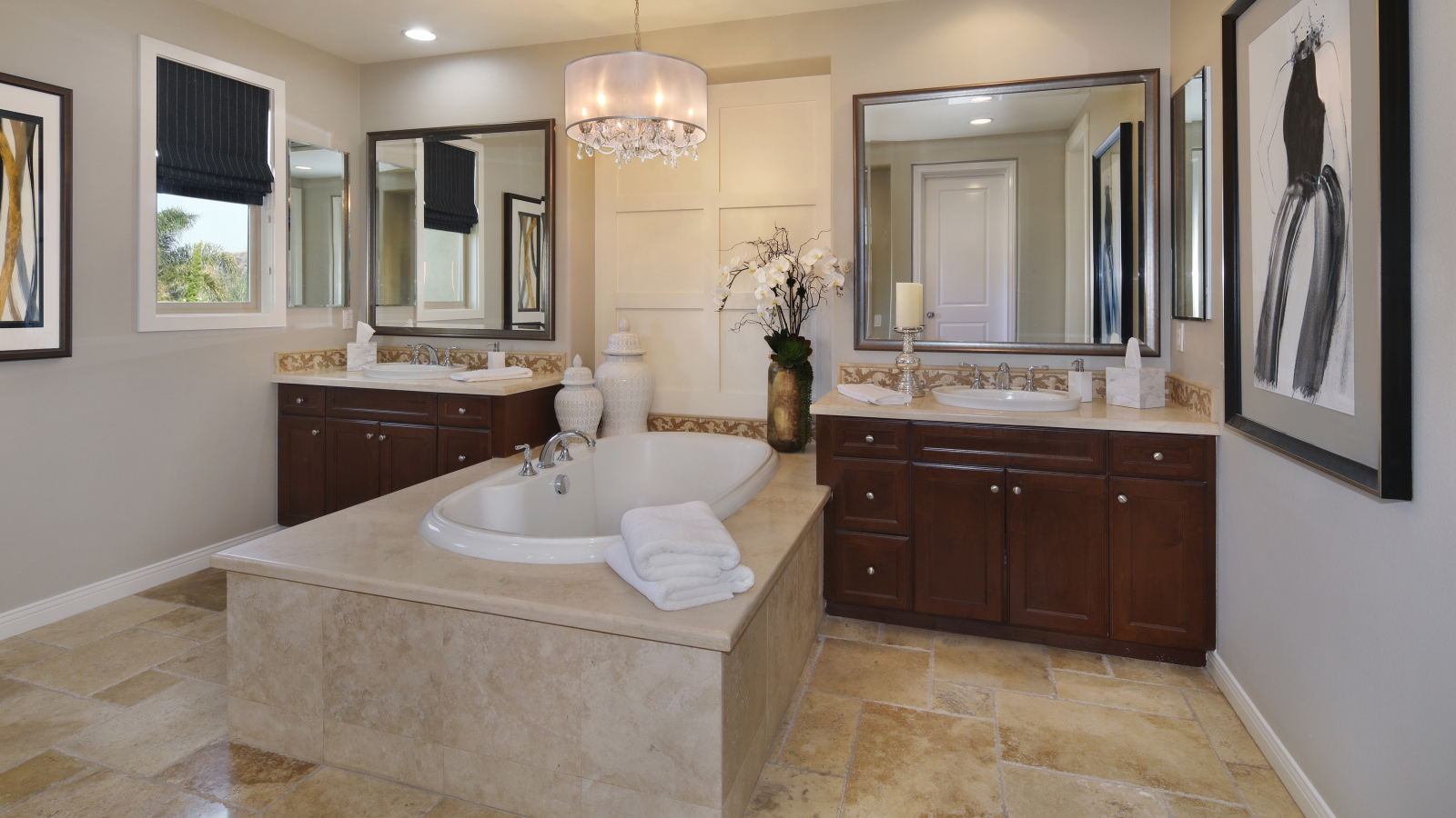 Большая белая ванная комната с зеркалами