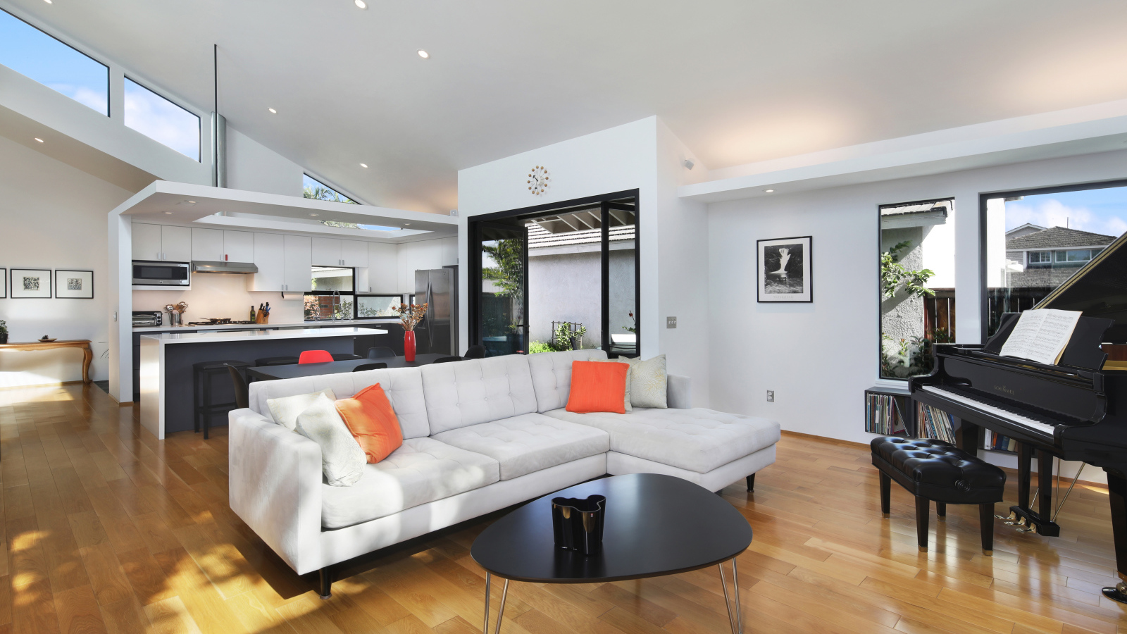 Большой белый диван в гостиной комнате с роялем