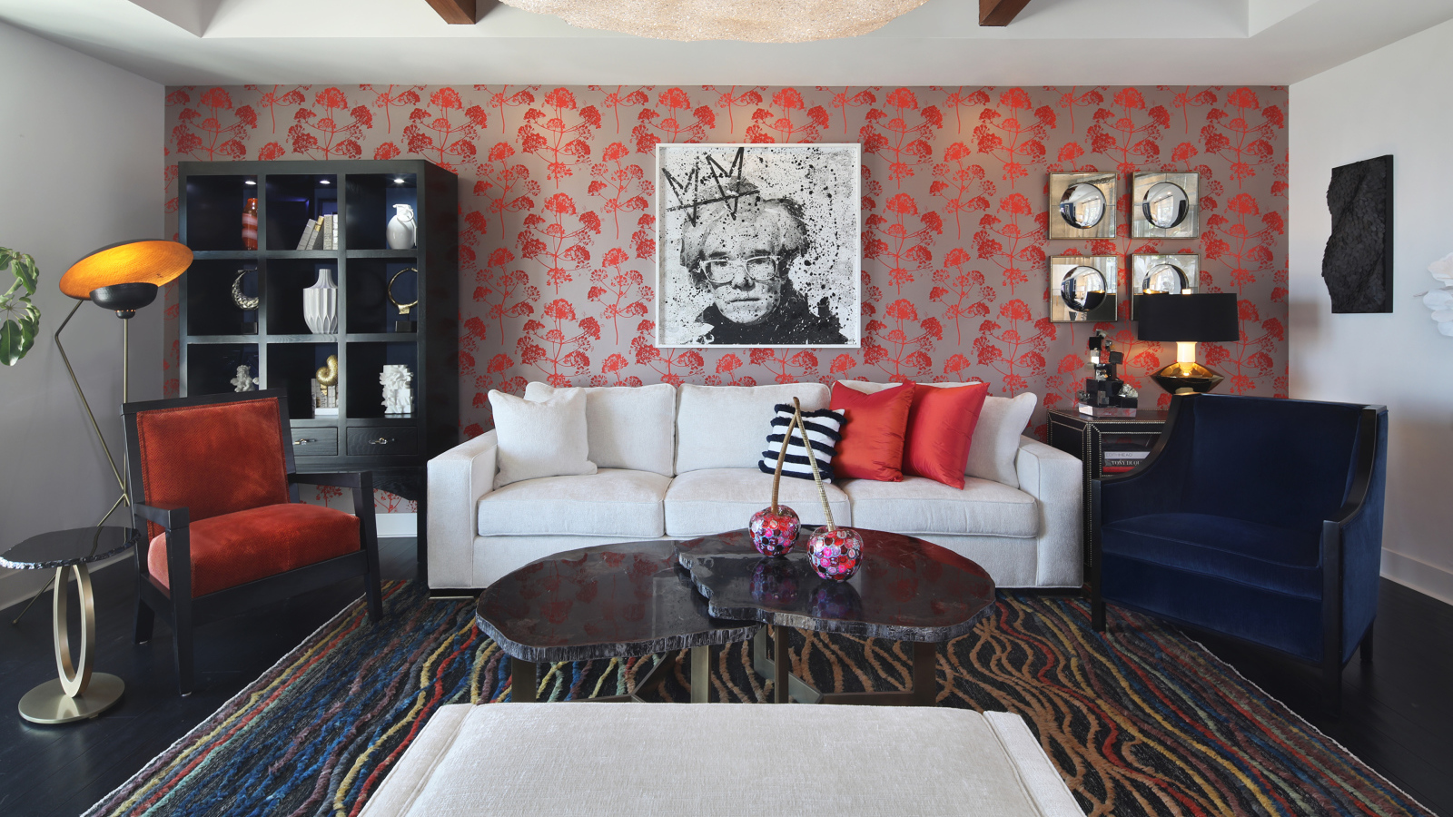 Большой белый диван в комнате с картиной на стене