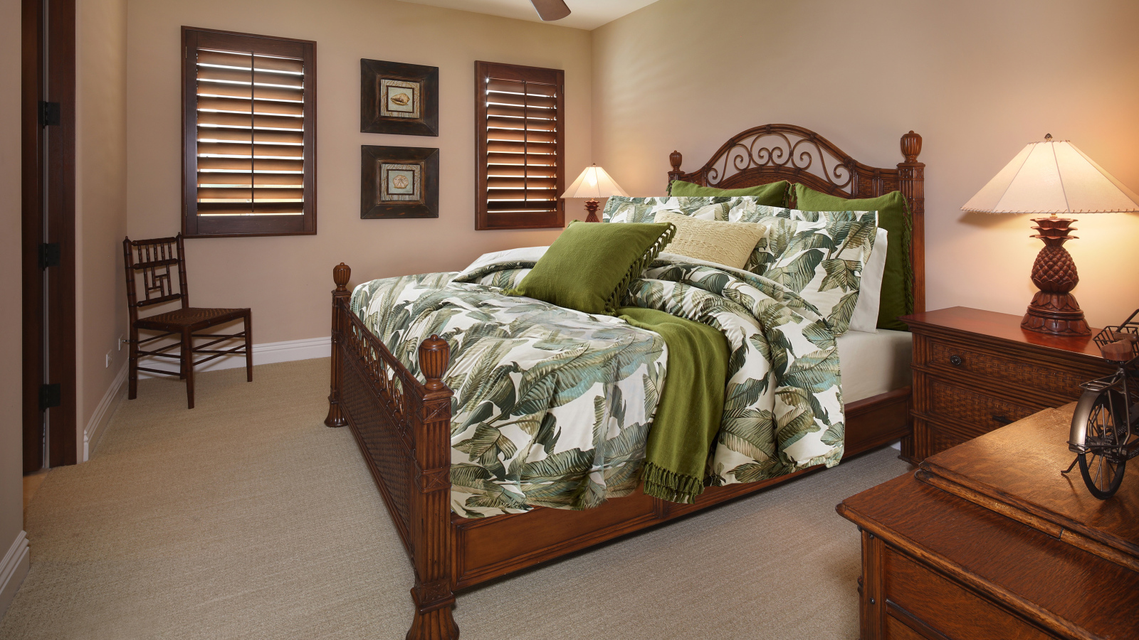 Большая деревянная кровать в спальне 