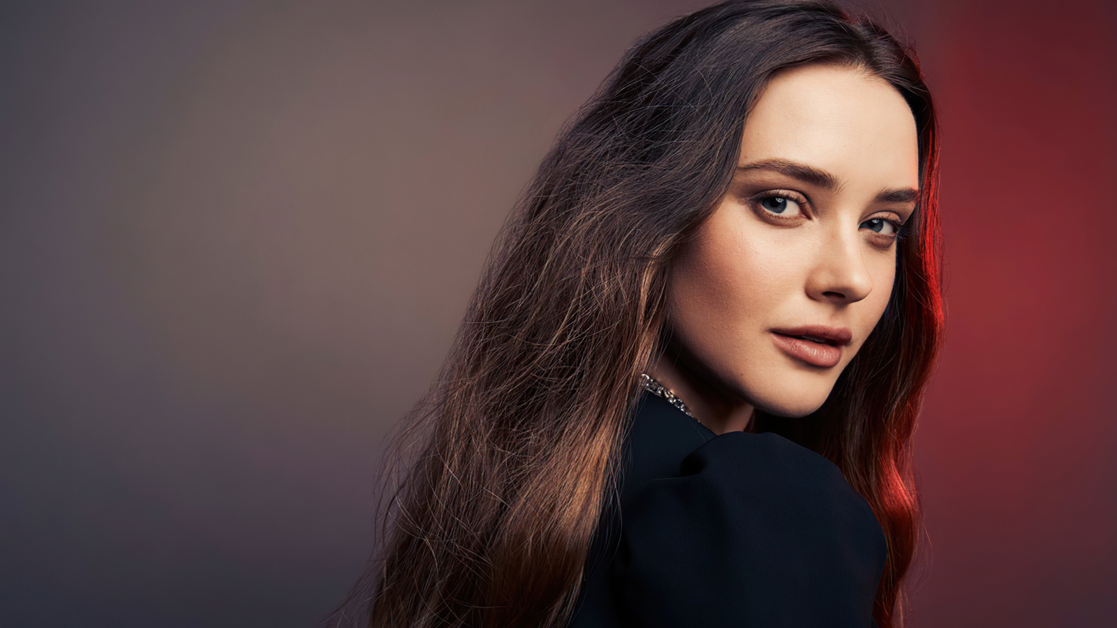 Длинноволосая девушка, актриса Кэтрин Лэнгфорд в черном платье