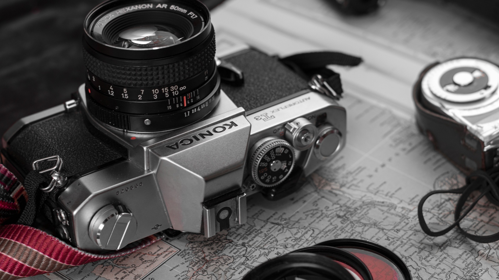 Старый фотоаппарат konica лежит на карте