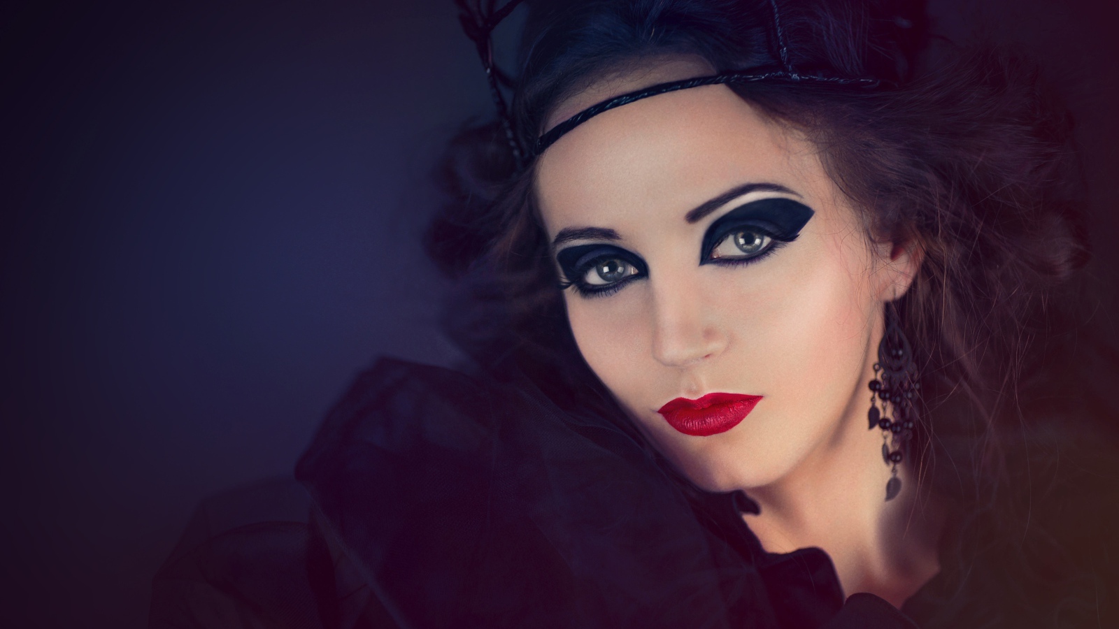 Девушка ретро в черном костюме 