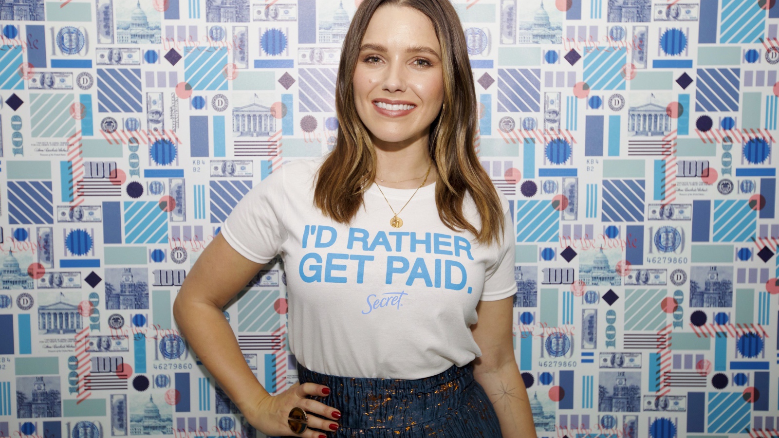 Улыбающаяся актриса София Буш у стены