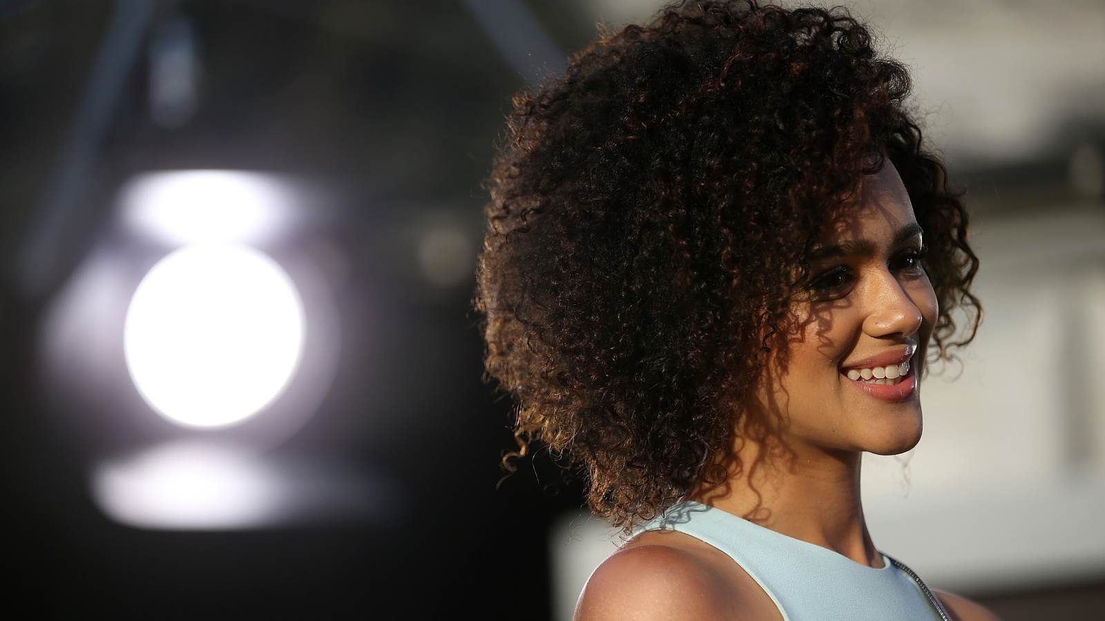 Улыбающаяся девушка, актриса  Натали Эммануэль