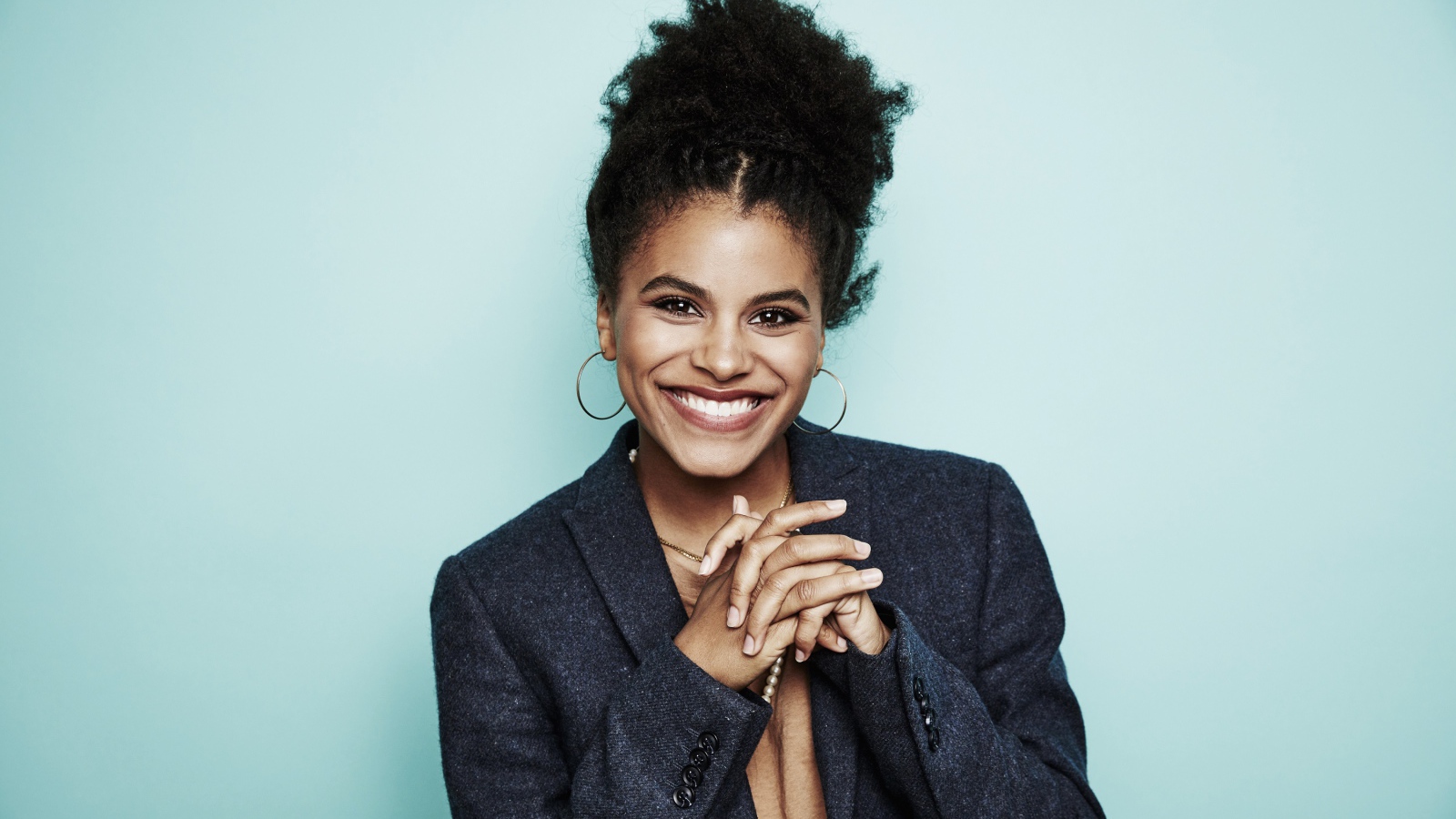 Улыбающаяся девушка, актриса Зази Битц в сером пиджаке