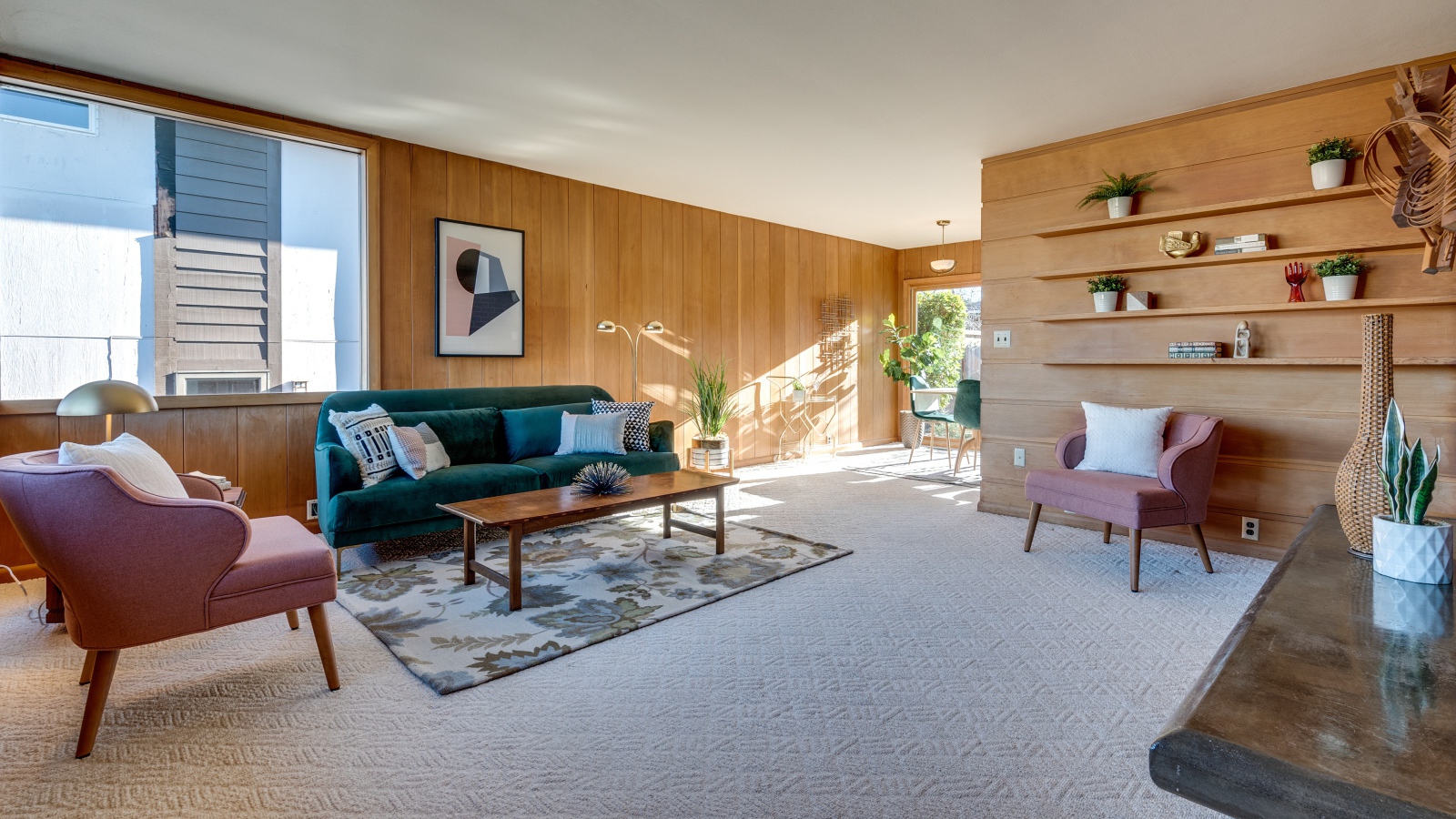 Просторная гостиная комната с деревяной мебелью 