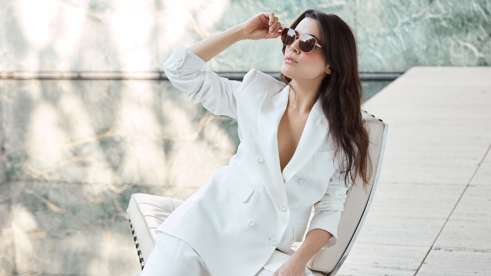 Испанская киноактриса Адриана Угарте в белом костюме