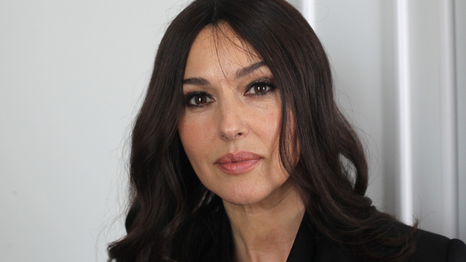 Стильная актриса Моника Беллуччи в черном костюме