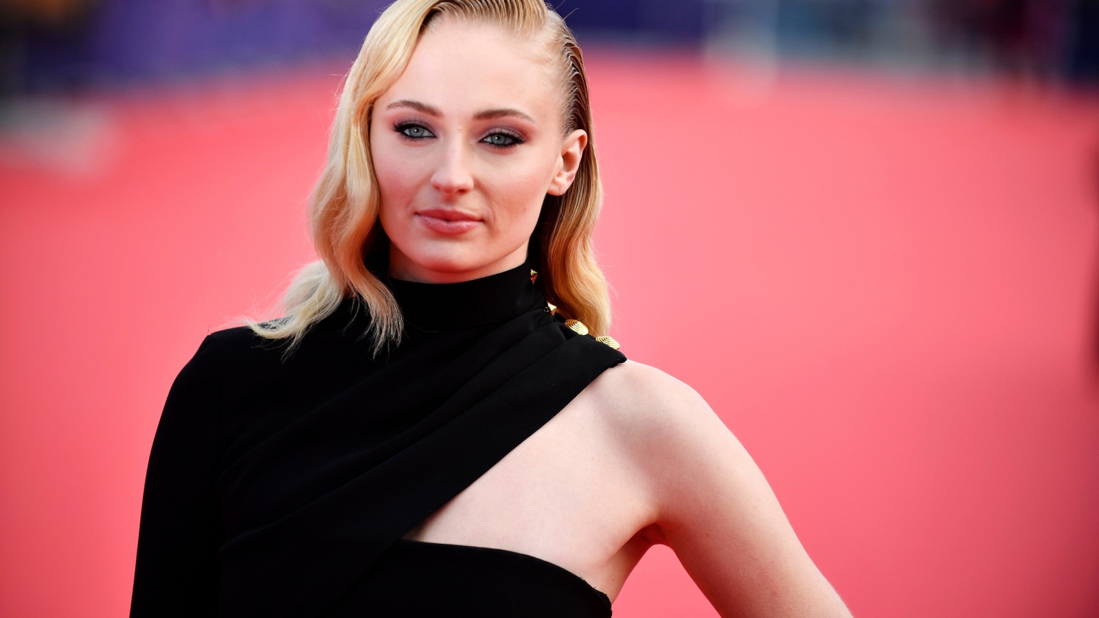 Стильная актриса Софи Тёрнер в черном наряде