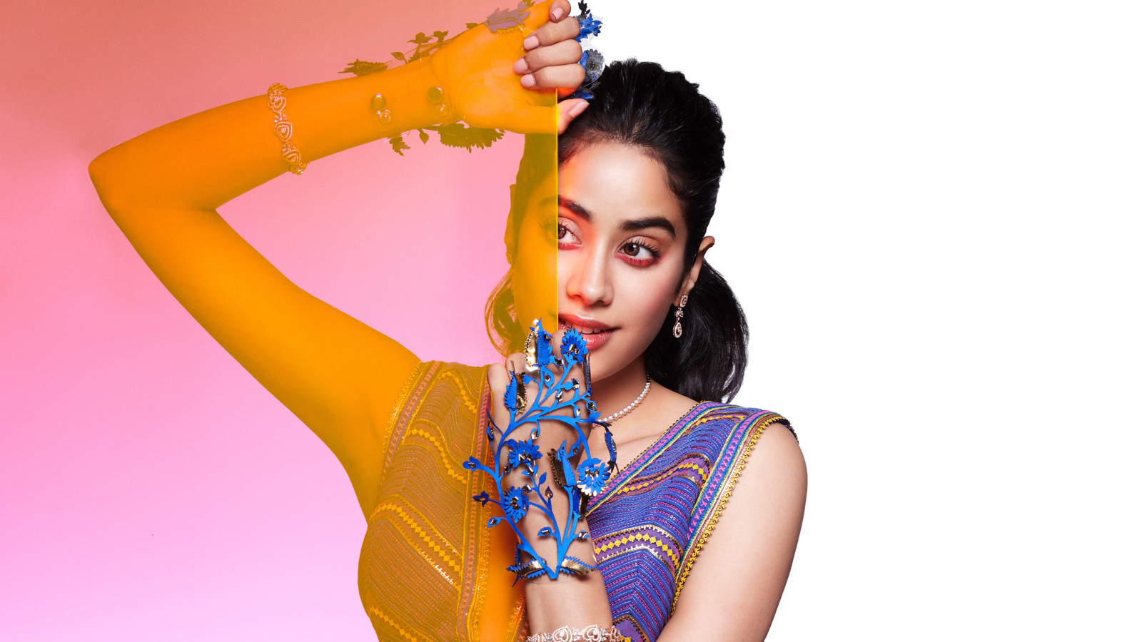 Молодая актриса болливуда Джанви Капур на белом фоне