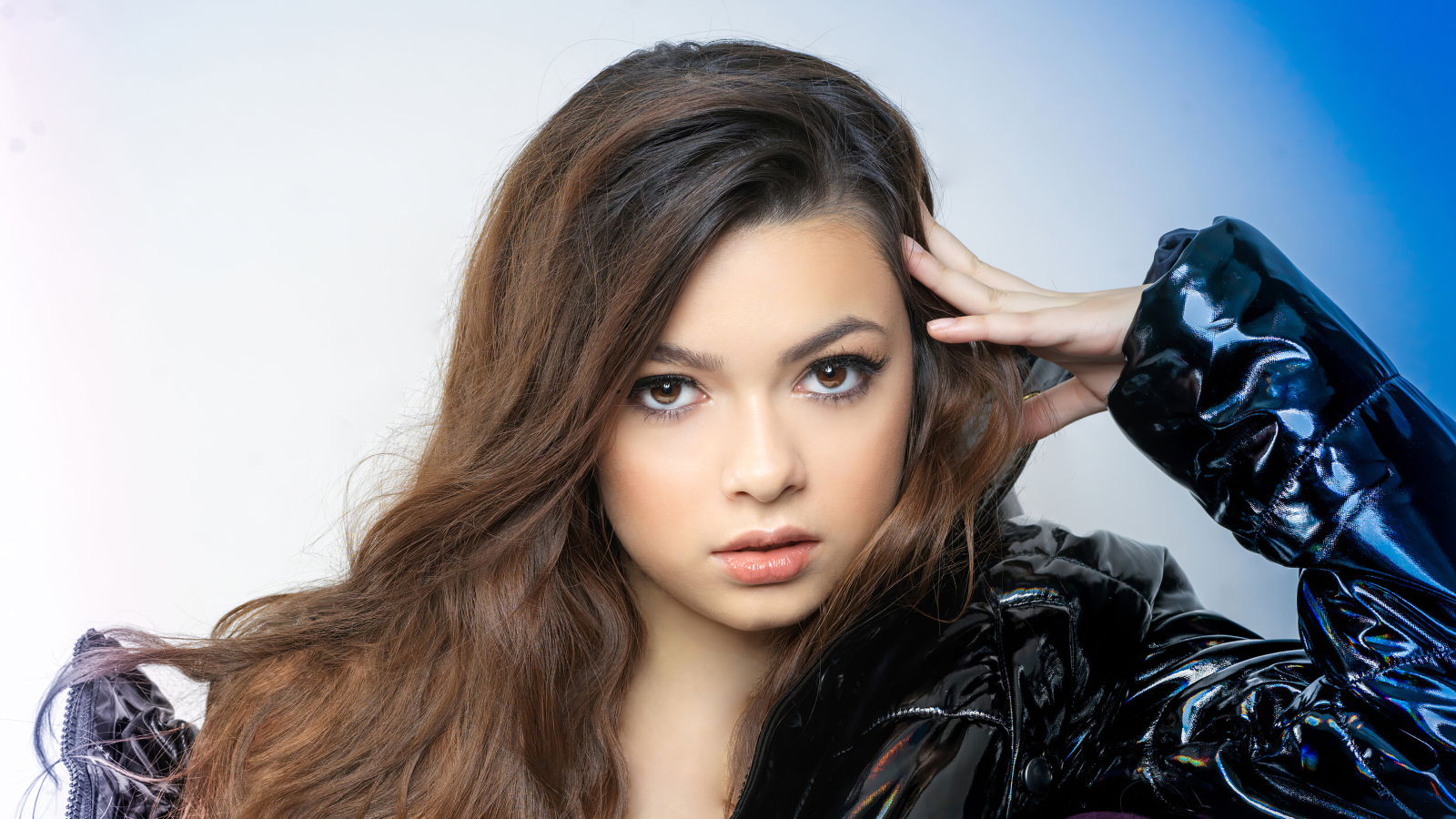 Молодая кареглазая девушка, американская актриса Никки Хан