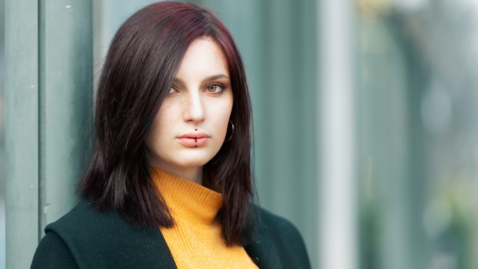 Молодая девушка с черным пирсингом на губах