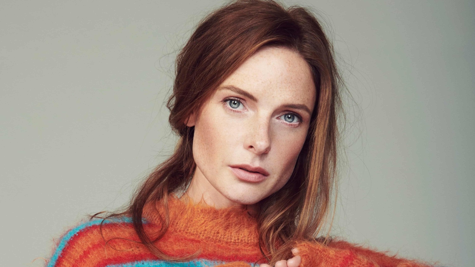 Рыжеволосая актриса Ребекка Фергюсон на сером фоне