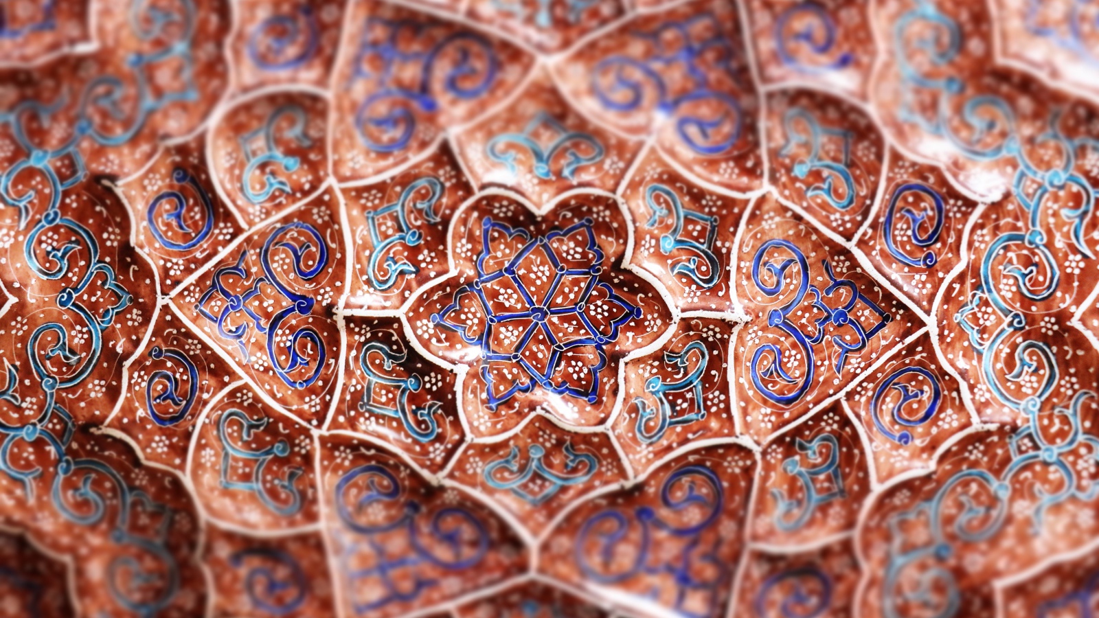 Красивые синие узоры цветов на коричневом фоне 