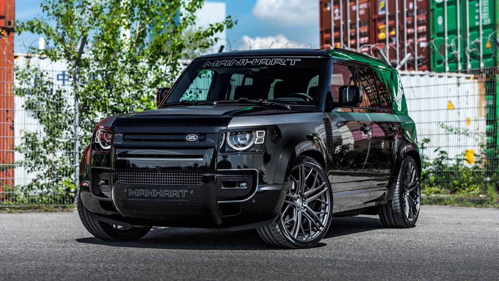 Черный внедорожник Manhart Defender DP500, 2021  года