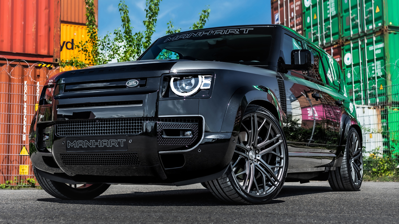 Черный дорогой автомобиль Manhart Defender DP500 2021 года