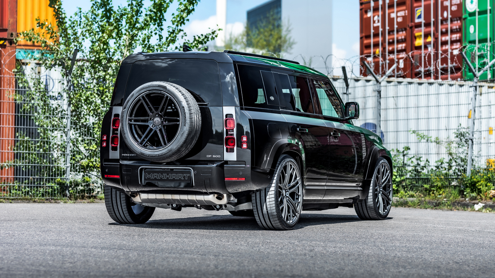 Черный автомобиль Manhart Defender DP500 2021 года вид сзади