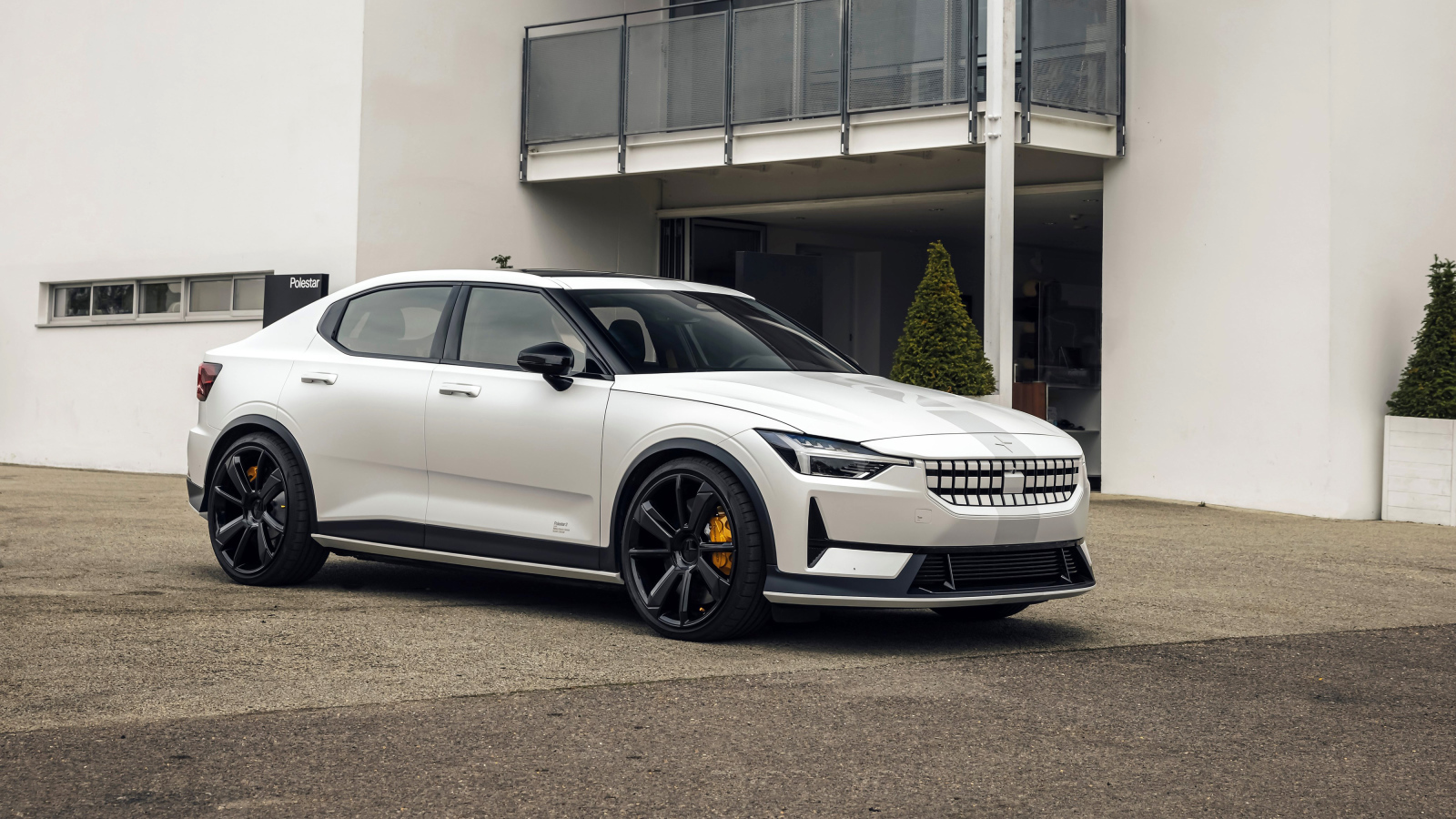 Белый Polestar 2 Experimental 2021 года у дома