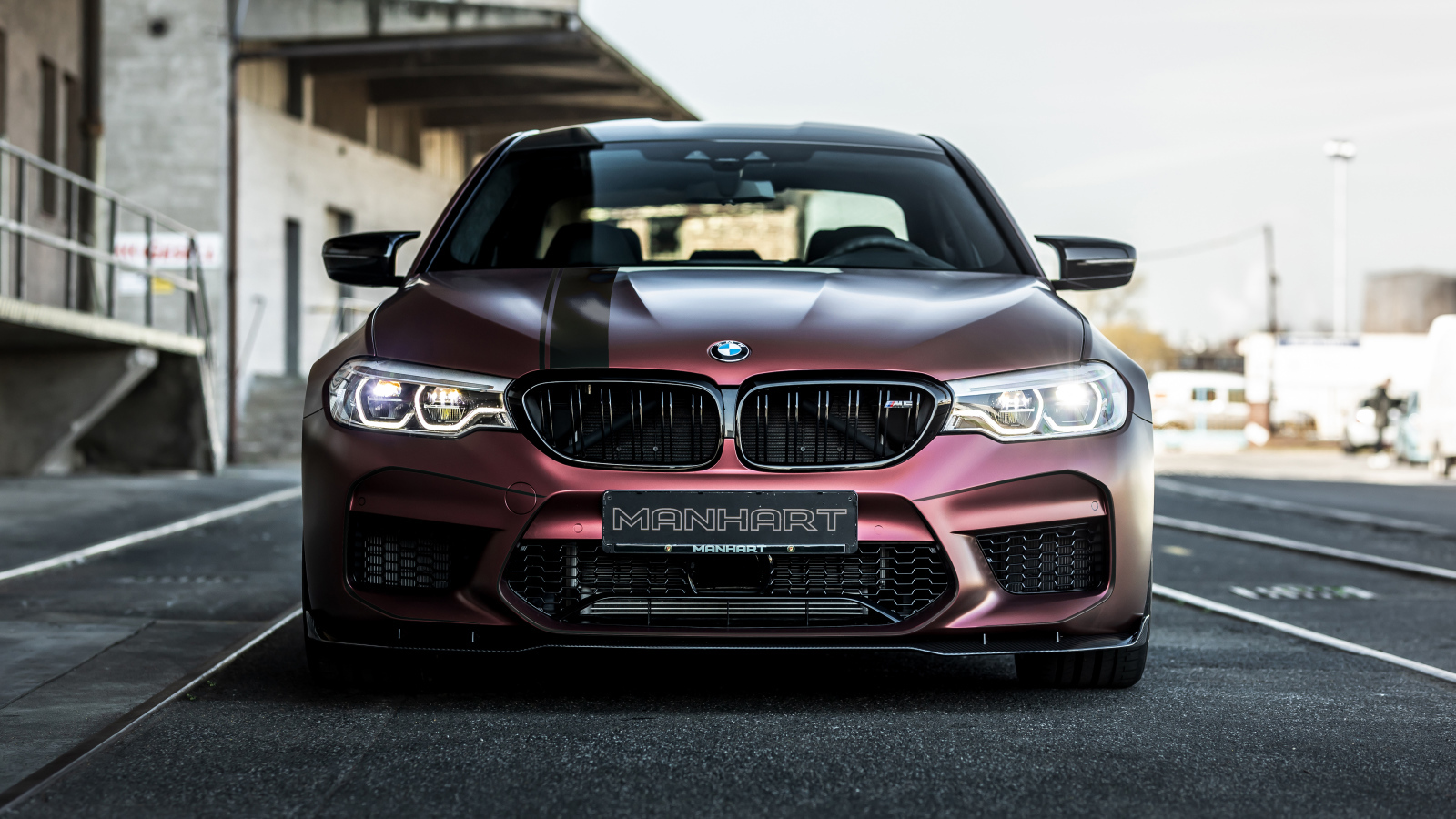 Бордовый автомобиль Manhart MH5 800 вид спереди