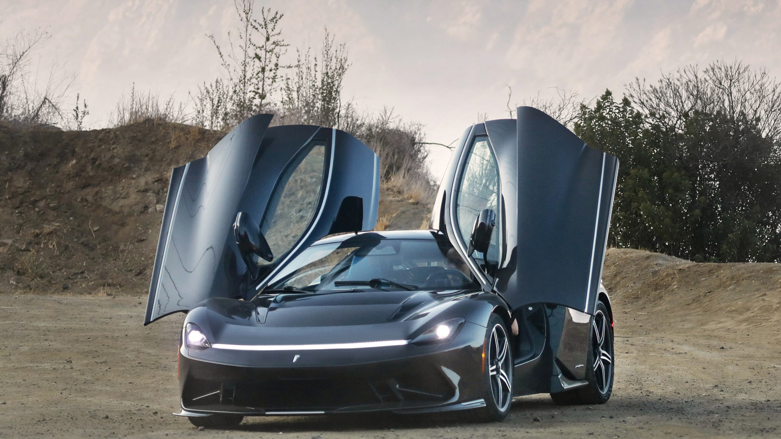 Автомобиль Pininfarina Battista, 2022 года с открытыми дверями