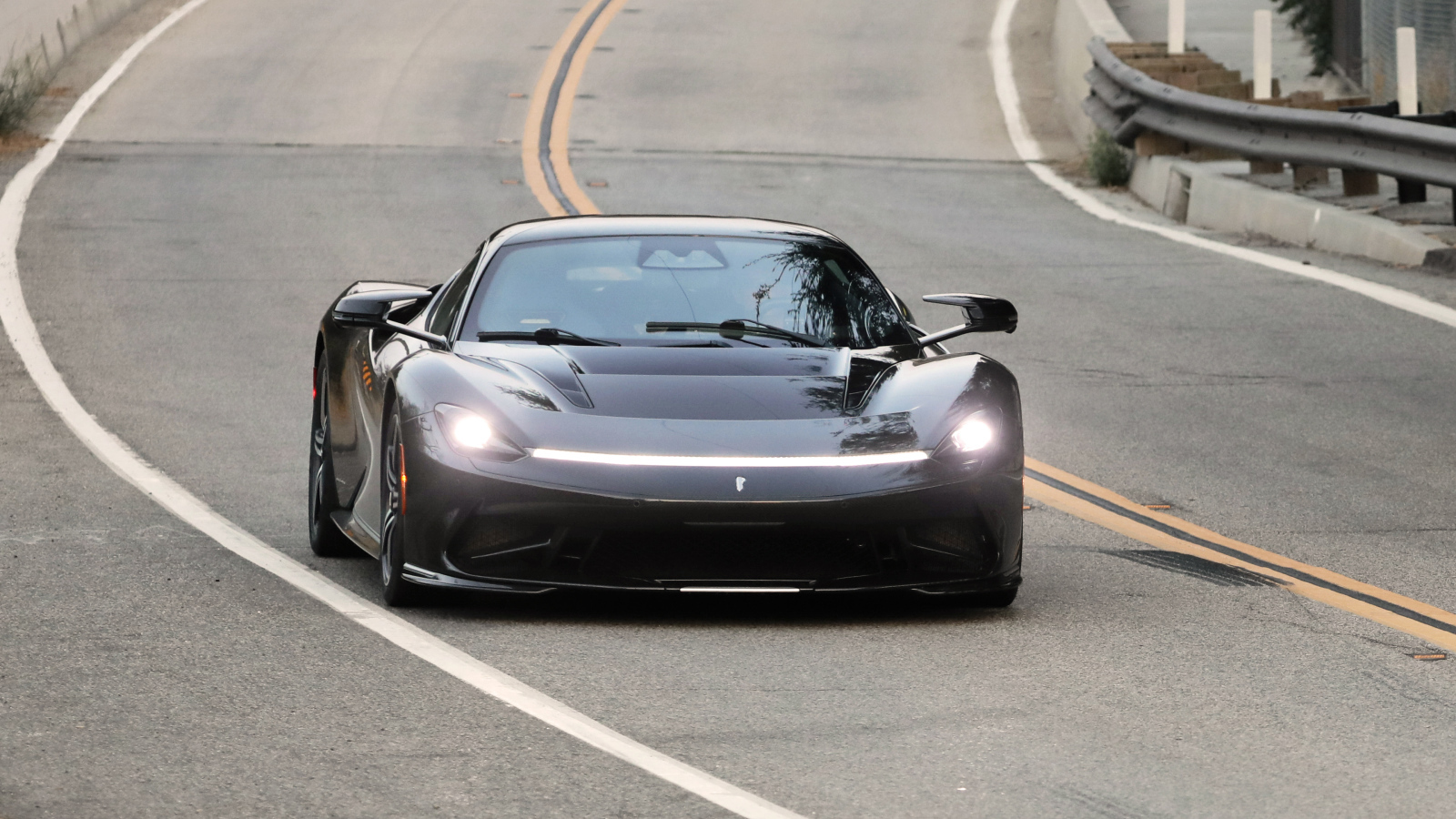 Быстрый автомобиль Pininfarina Battista, 2022 года на дороге