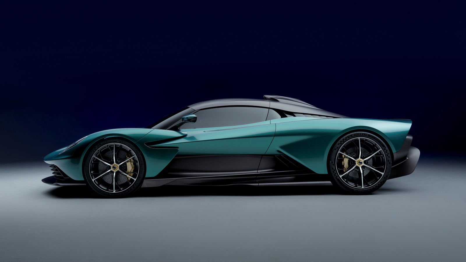 Спорткар Aston Martin Valhalla 2021 года вид сбоку