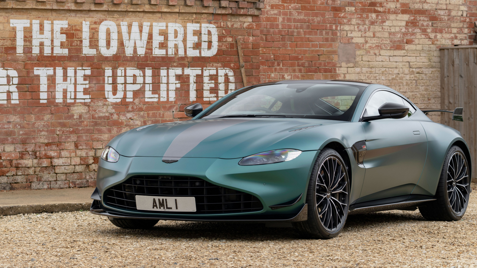 Автомобиль Aston Martin Vantage F1 Edition 2021 года у стены