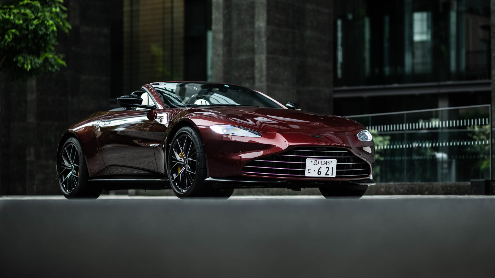 Красивый бордовый автомобиль Aston Martin Vantage Roadster 2021 года