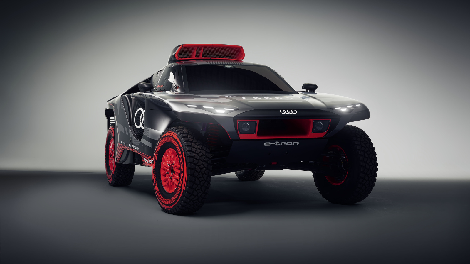 Гоночный внедорожник Audi RS Q E-Tron 2022 года вид спереди