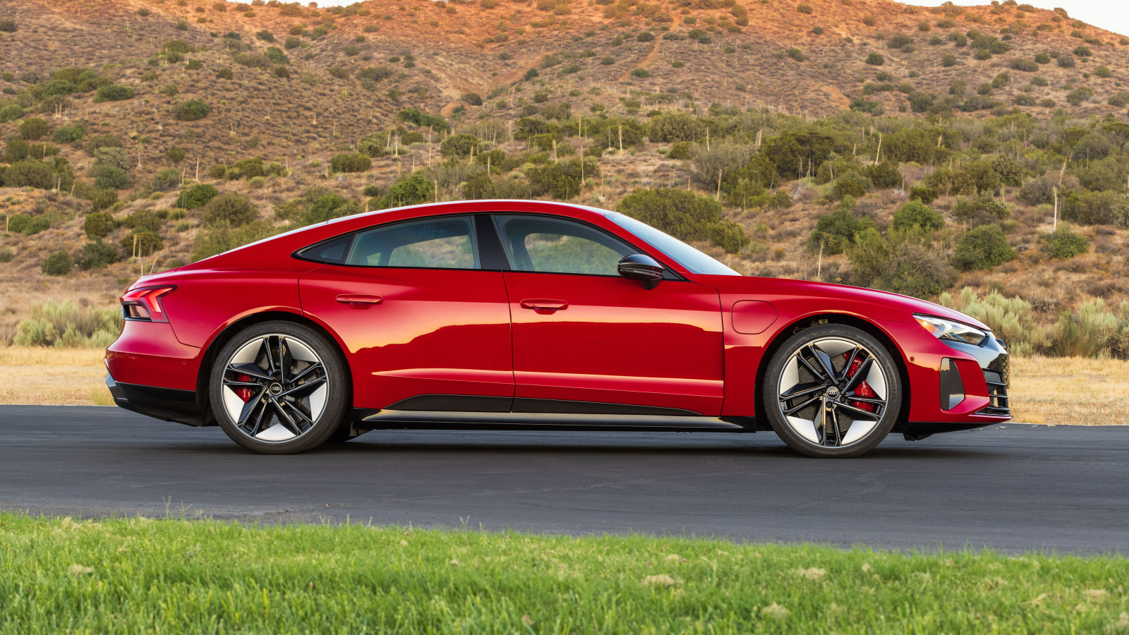 Красный Audi RS E-Tron GT, 2022 года вид сбоку