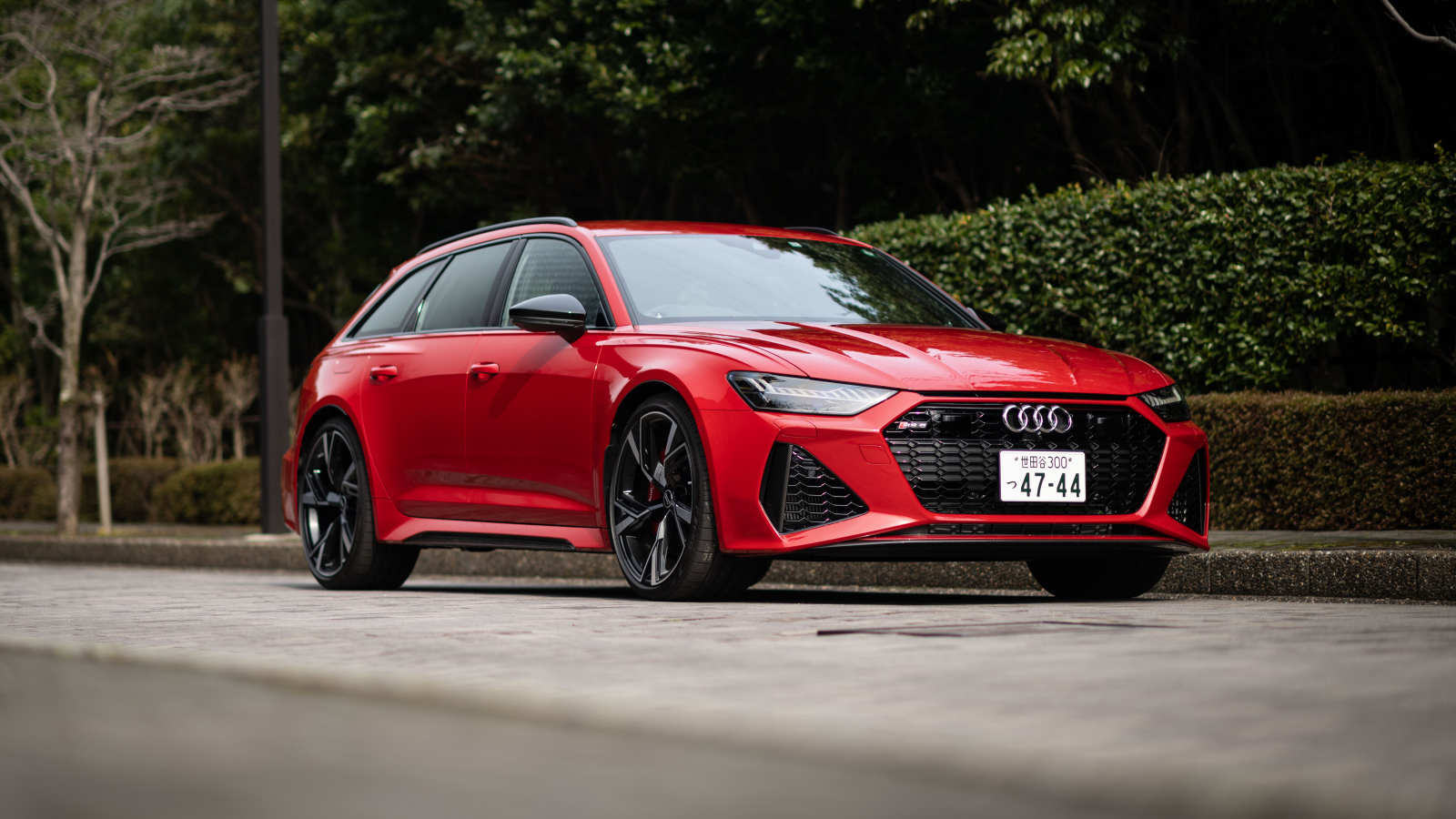 Новый красный автомобиль Audi RS 6 Avant 2021 года