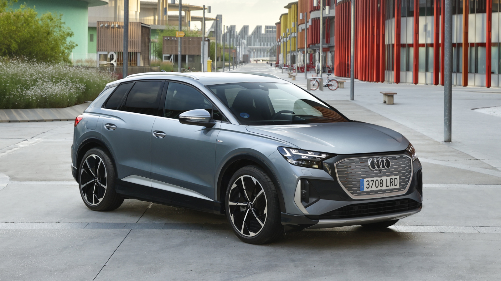 Серый внедорожник Audi Q4 40 E-Tron S Line 2021 года 