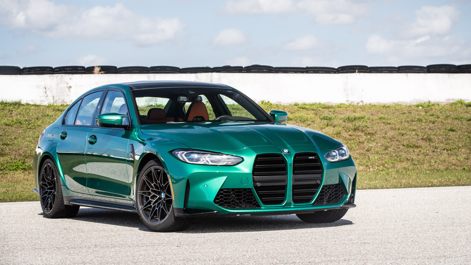 Автомобиль BMW M3, 2021 года в лучах солнца