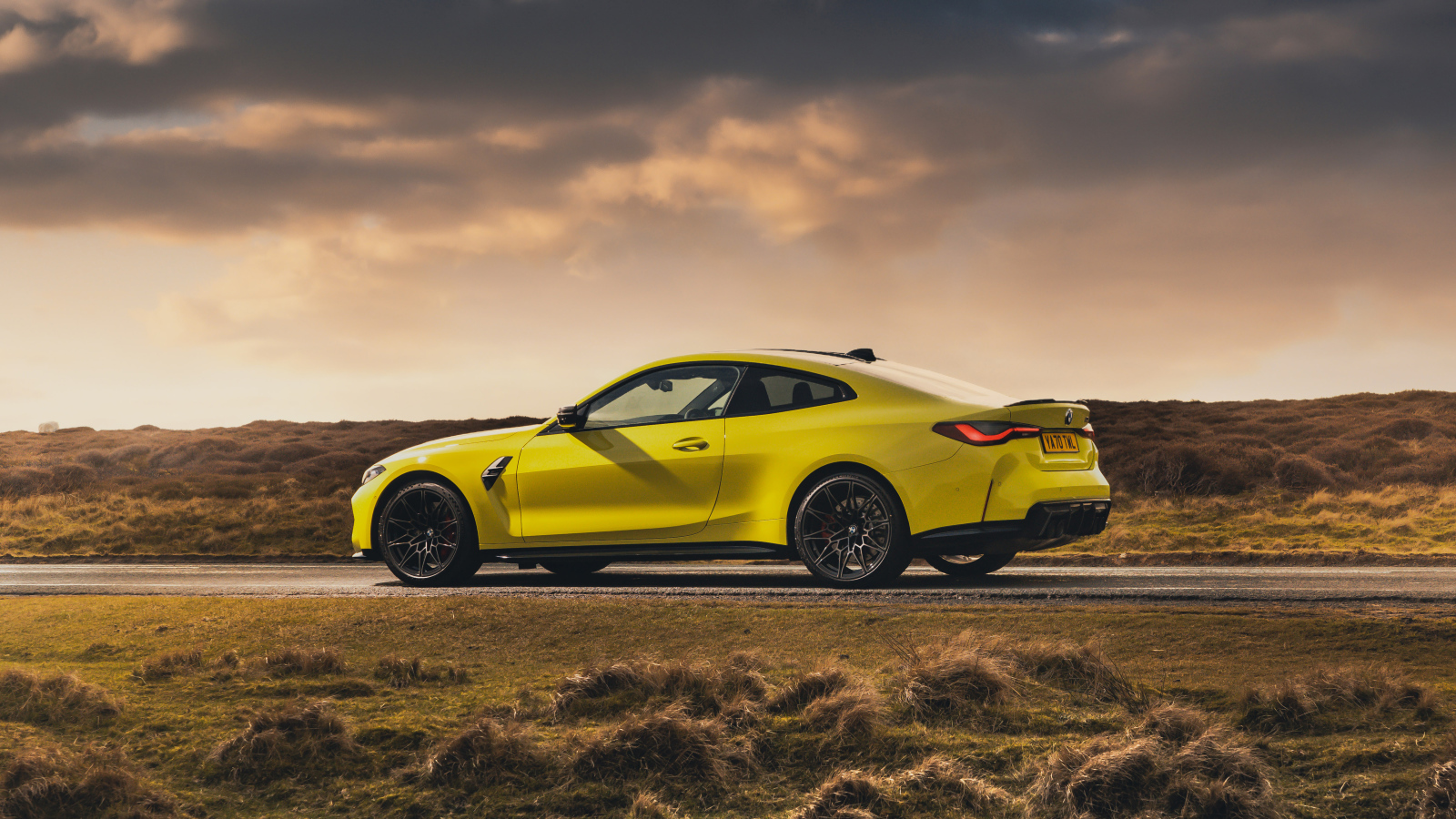 Быстрый желтый автомобиль BMW M4 Competition 2021 года