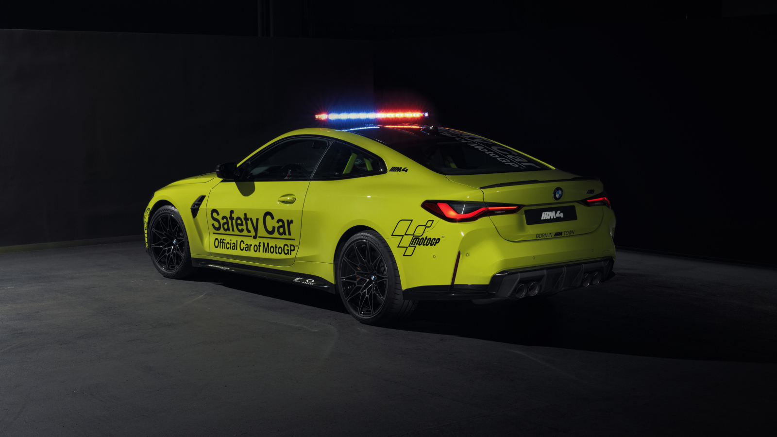 Автомобиль BMW M4 Competition MotoGP Safety Car 2021 года вид сзади