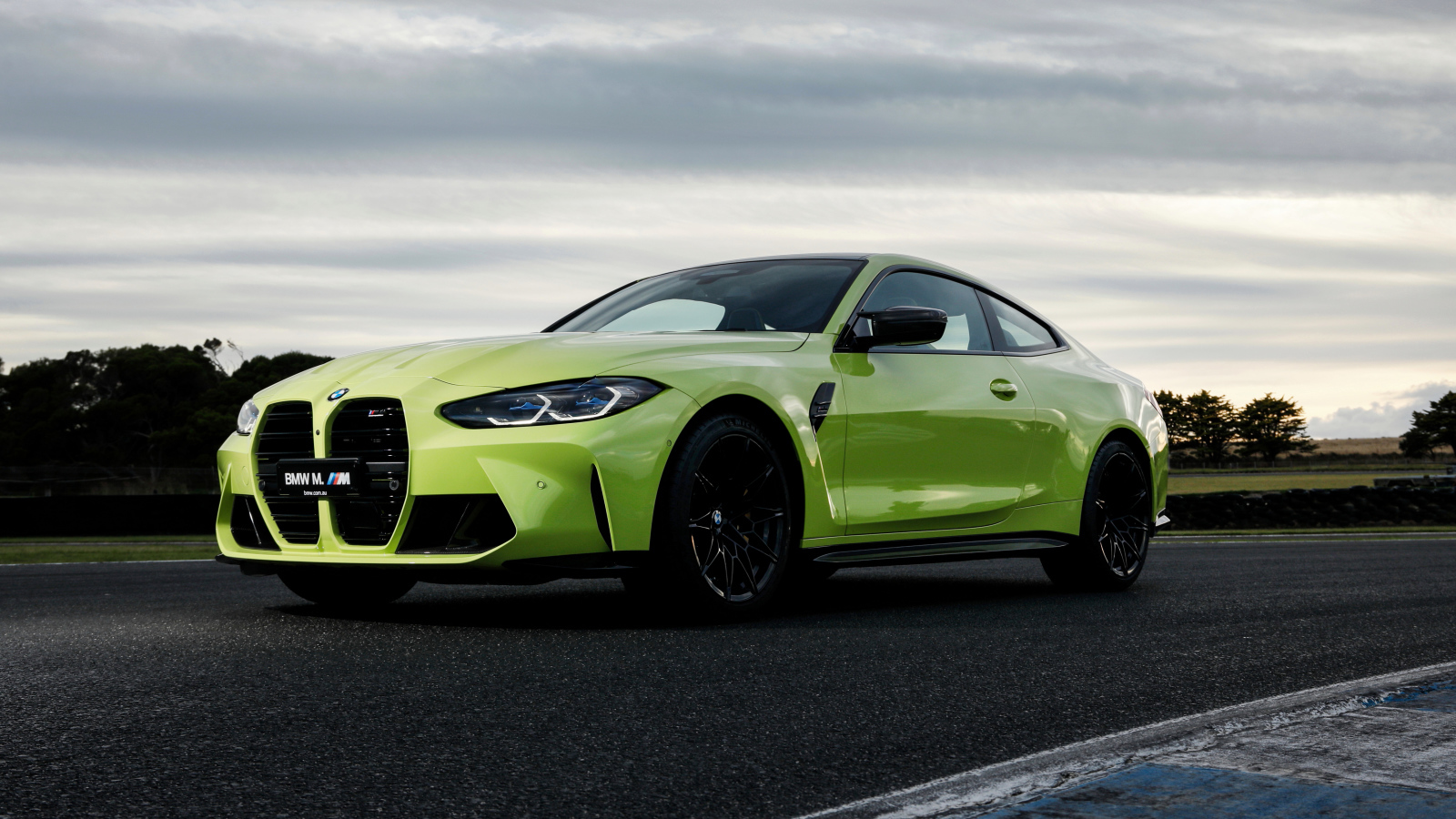 Автомобиль BMW M4 Competition 2021 года вид спереди