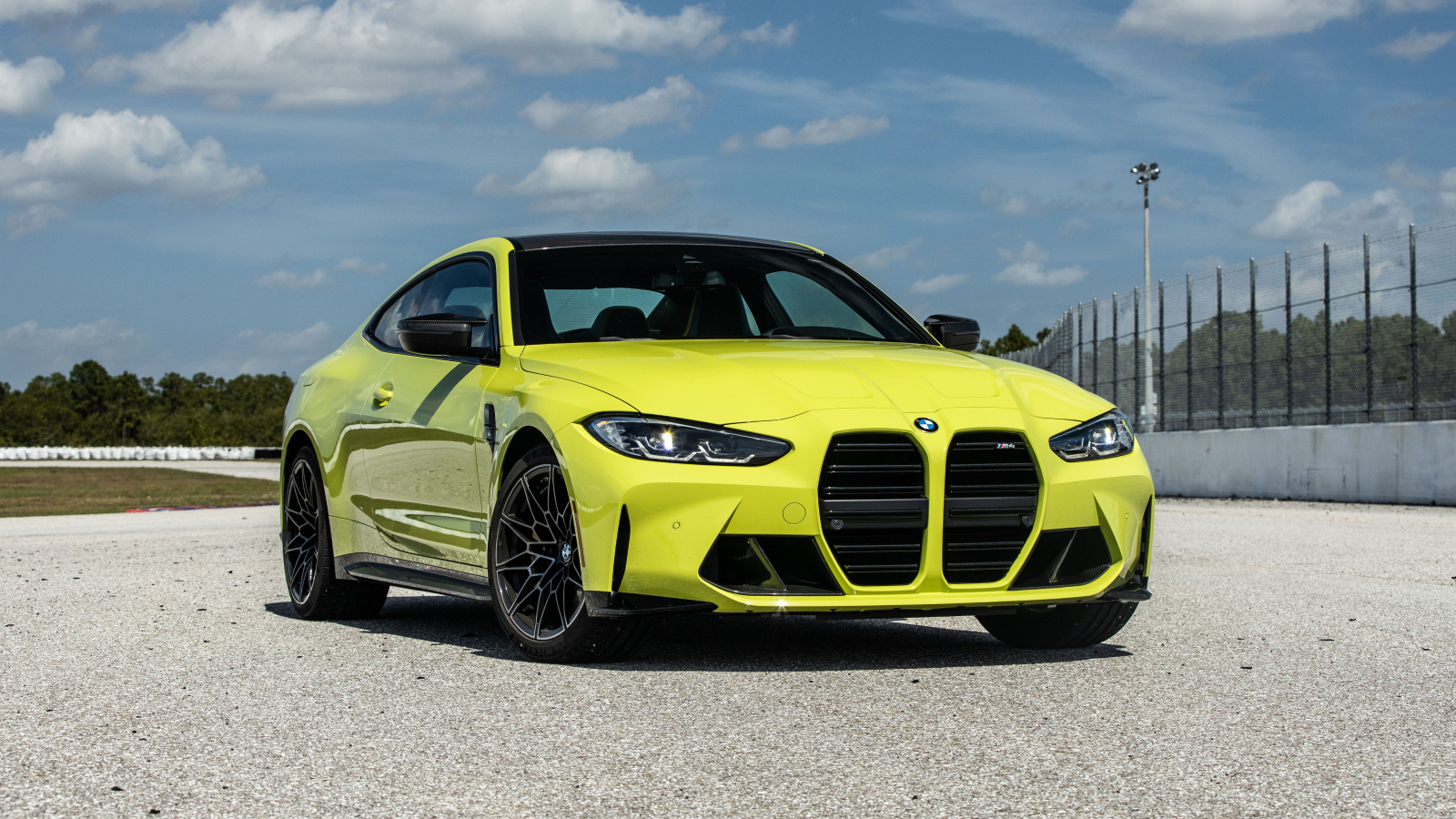 Автомобиль  BMW M4 Coupé, 2021 года на асфальте