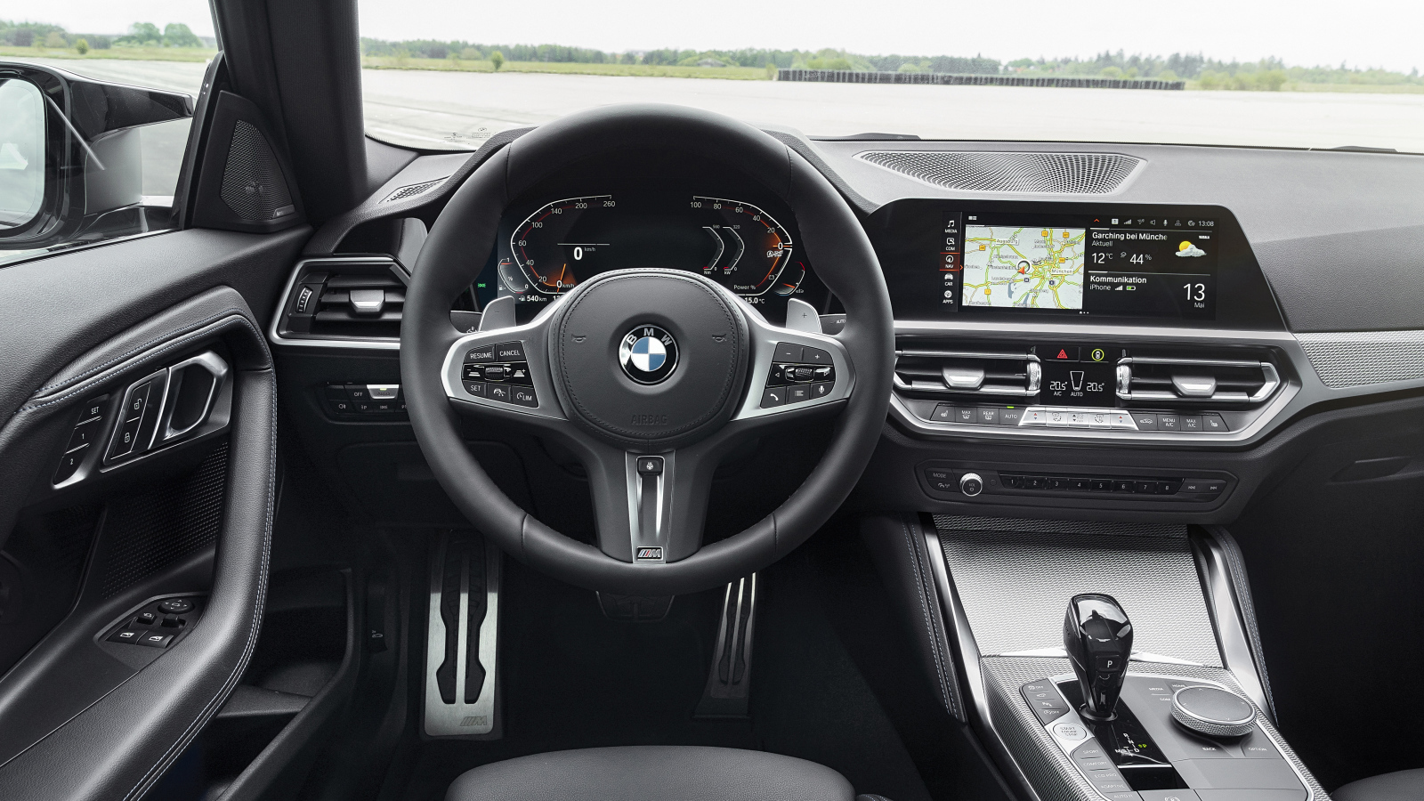 Черный кожаный салон автомобиля BMW M240i XDrive Coupé 2021 года