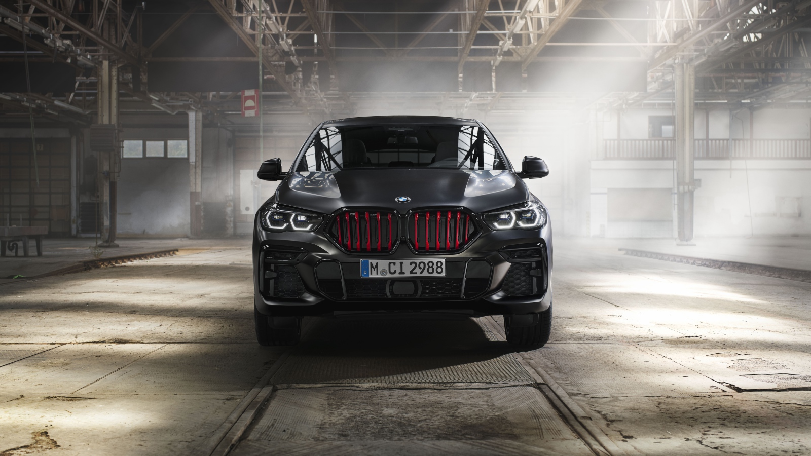 Черный стильный автомобиль BMW X6 M50i, 2021 года вид спереди